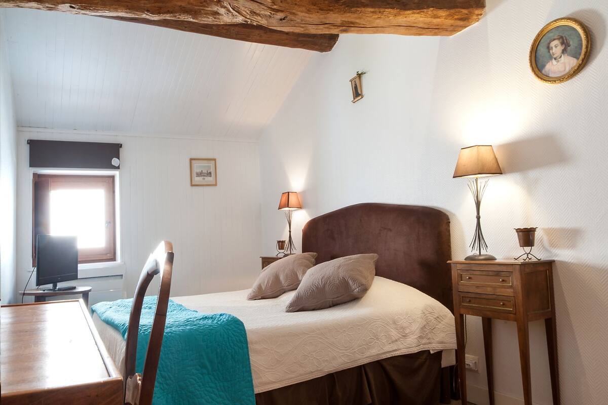 Suite estàndard (Amandine) | Escriptori, habitacions insonoritzades i planxa i posts de planxar 