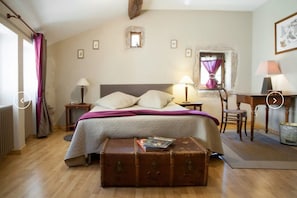 Standard Double Room, 1 Queen Bed (Cousin Julien) | Desk, soundproofing, iron/ironing board, cribs/infant beds - La Maison des Gardes - Chambres d'hôtes (Cluny)