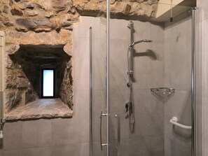 Camera Basic, 1 letto queen, bagno privato, vista giardino | Bagno | Doccia, soffione a pioggia, set di cortesia gratuito, asciugacapelli