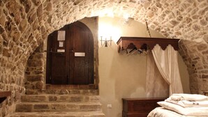 Basic Double Room, Private Bathroom, Ground Floor - Agriturismo Castello di Belforte (Todi)