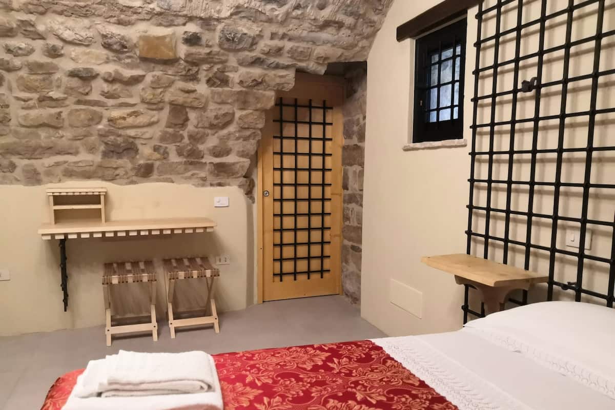 Chambre, 1 grand lit, salle de bains privée, vue jardin | Décoration personnalisée, ameublement personnalisé, bureau