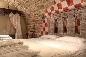 Classic Double Room, Private Bathroom, Ground Floor | Individually decorated, individually furnished, desk, laptop workspace - Agriturismo Castello di Belforte (Todi)