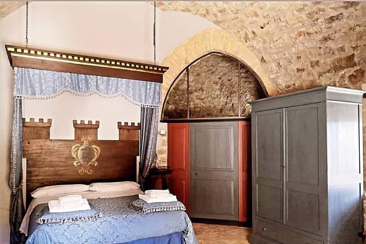Chambre Double Royale, salle de bains privée, rez-de-chaussée | Décoration personnalisée, ameublement personnalisé, bureau