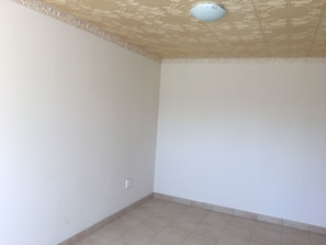 Apartamento conforto, 1 cama King, vista para o jardim | 1 quarto, Wi-Fi de cortesia, roupa de cama