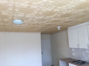 Apartamento conforto, 1 cama King, vista para o jardim | Área de estar | TV de tela plana