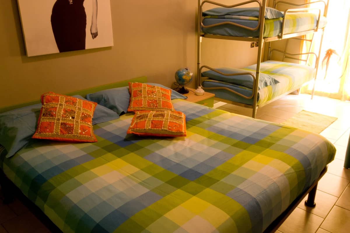 Chambre Quadruple Familiale, salle de bains commune