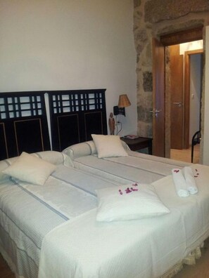 Double or Twin Room | Cots/infant beds, rollaway beds, bed sheets - A Lonquexa do Gañán (Gondomar)
