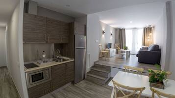 Apartment, 2 Bedrooms | Private kitchen | Electric kettle, cookware/dishes/utensils