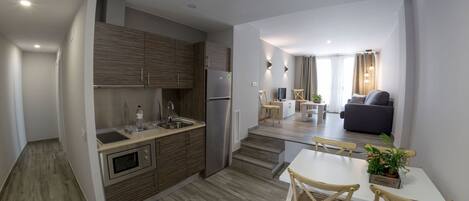 Appartement, 2 chambres | Cuisine privée | Bouilloire électrique, vaisselle et ustensiles