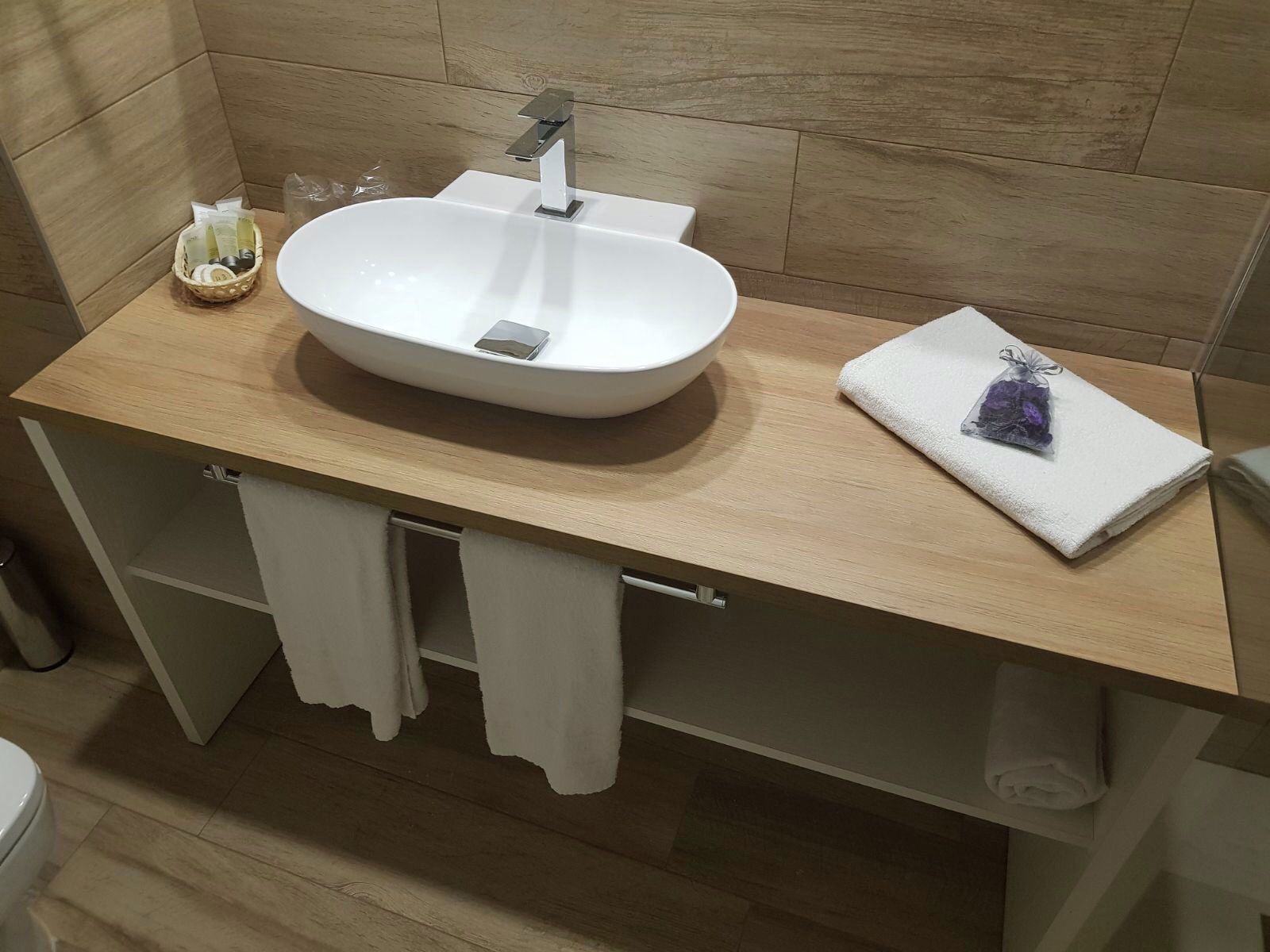 apartment, 2 bedrooms | bathroom | deep-soaking bathtub, free toiletries, hair dryer, towels