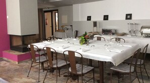 Free daily continental breakfast  - Hotel Asador O Callejón De Belchite (Ayerbe)