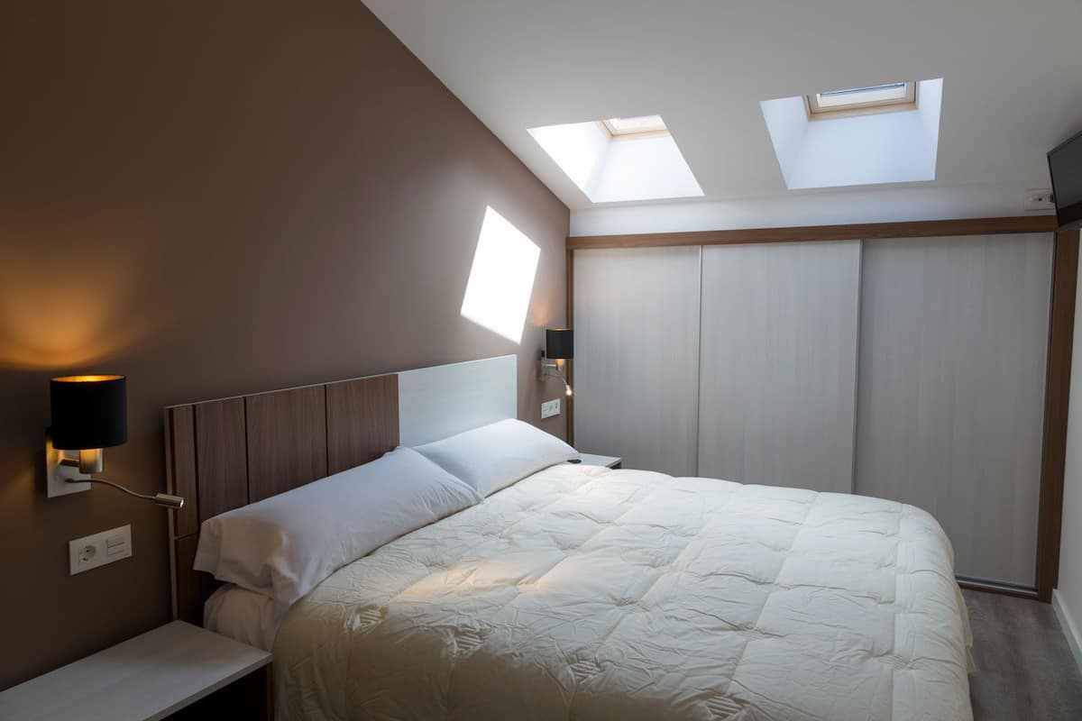 Duplex (1) | Värdeförvaringsskåp på rummet, skrivbord och ljudisolering