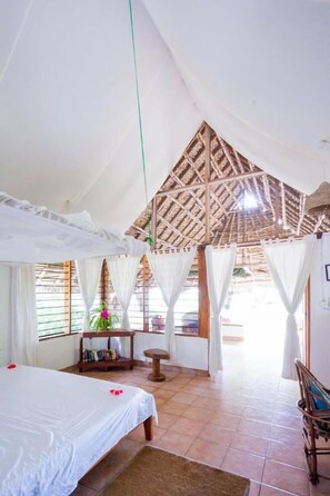 Chambre Double | Coffres-forts dans les chambres, bureau, Wi-Fi gratuit, draps fournis