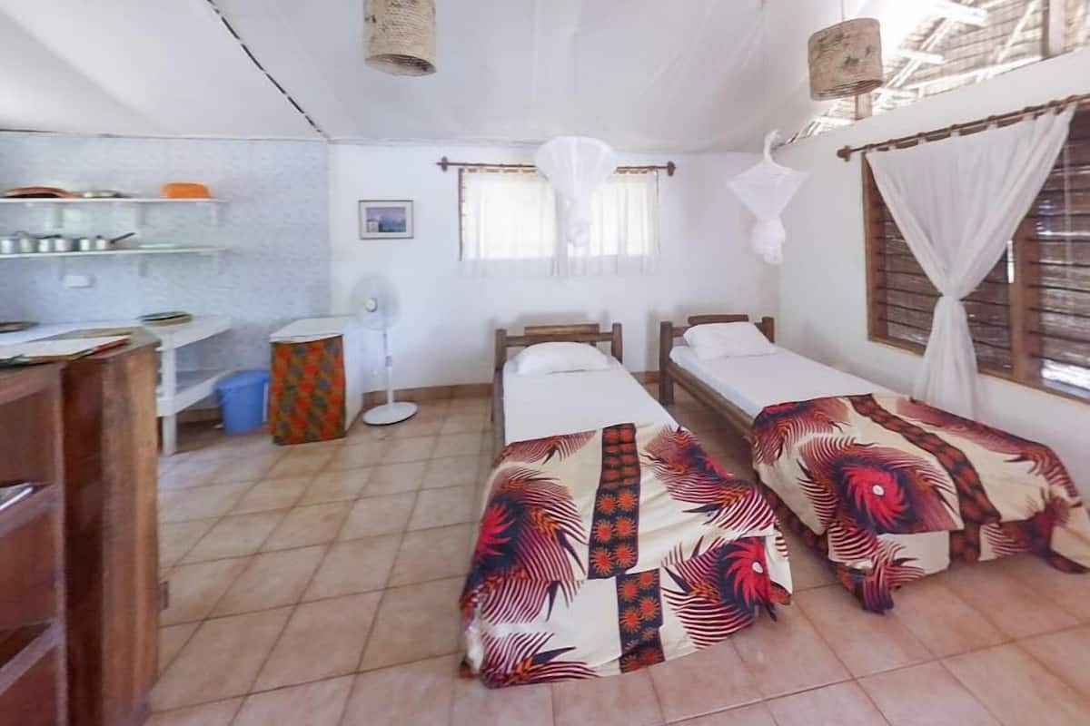 Family Room | In-room safe, desk, free WiFi, bed sheets