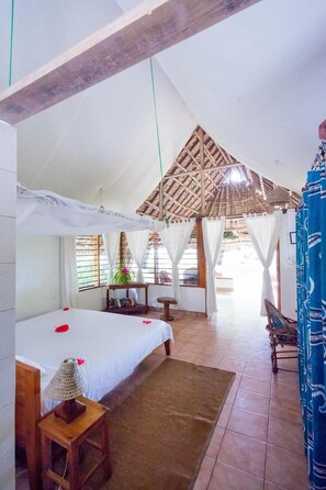 In-room safe, desk, free WiFi, bed sheets - Capricorn Beach Cottages (Pangani)