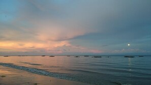 On the beach - Capricorn Beach Cottages (Pangani)