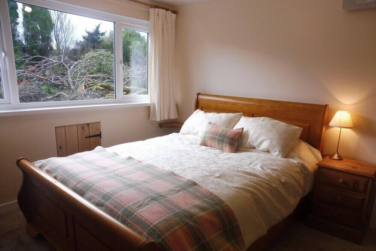 Hypo-allergenic bedding, iron/ironing board, free WiFi, bed sheets