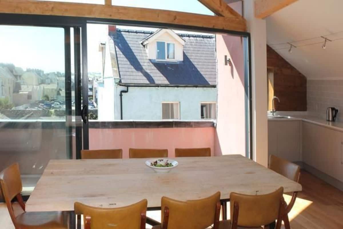 Penthouse Apartment | Iron/ironing board, WiFi (free), bed sheets
