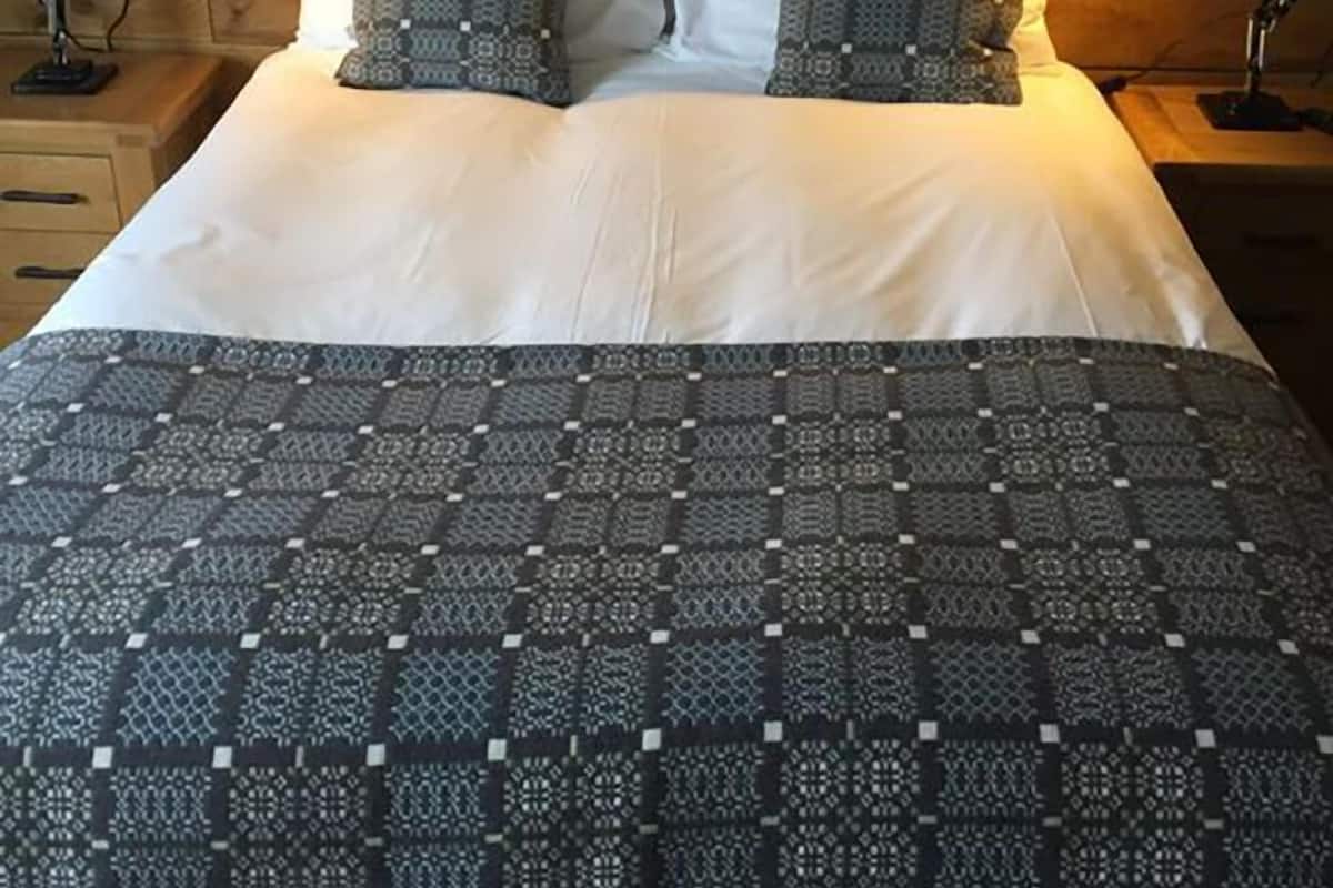 King Room | Iron/ironing board, WiFi (free), bed sheets