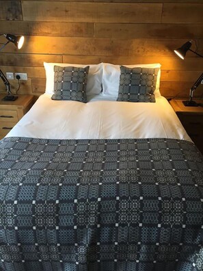 King Room | Iron/ironing board, free WiFi, bed sheets