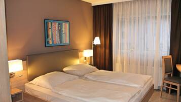 مكتب وتجهيزات عازلة للصوت وواي فاي مجانًا وملاءات أسرّة