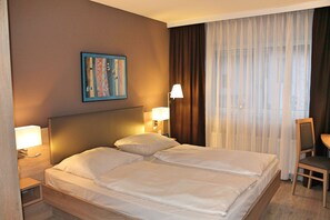 双人房或双床房 | 办公桌、隔音、免费 WiFi、床单