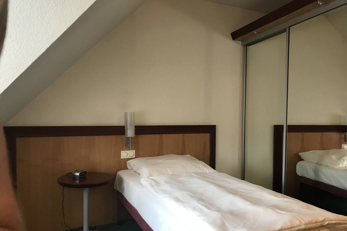 Chambre Simple | Bureau, chambres insonorisées, Wi-Fi gratuit, draps fournis