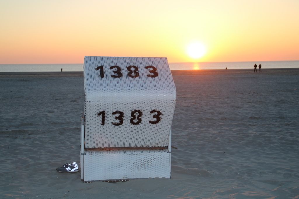 Ein Strand mit einem Schild, das die Zahl 1383 zeigt.