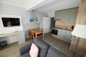 Apartment | Private kitchen | Full-sized fridge, oven, stovetop, dishwasher - Landhaus Dircks (St. Peter-Ording)