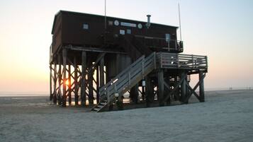 Pantai di sekitar dan pasir putih