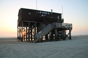 在海灘附近、白沙