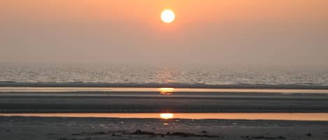 Pantai di sekitar dan pasir putih