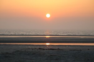 In Strandnähe, weißer Sandstrand