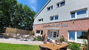 A building with a brick facade and a sign reading "Landhaus Dircks". - Landhaus Dircks (St. Peter-Ording)