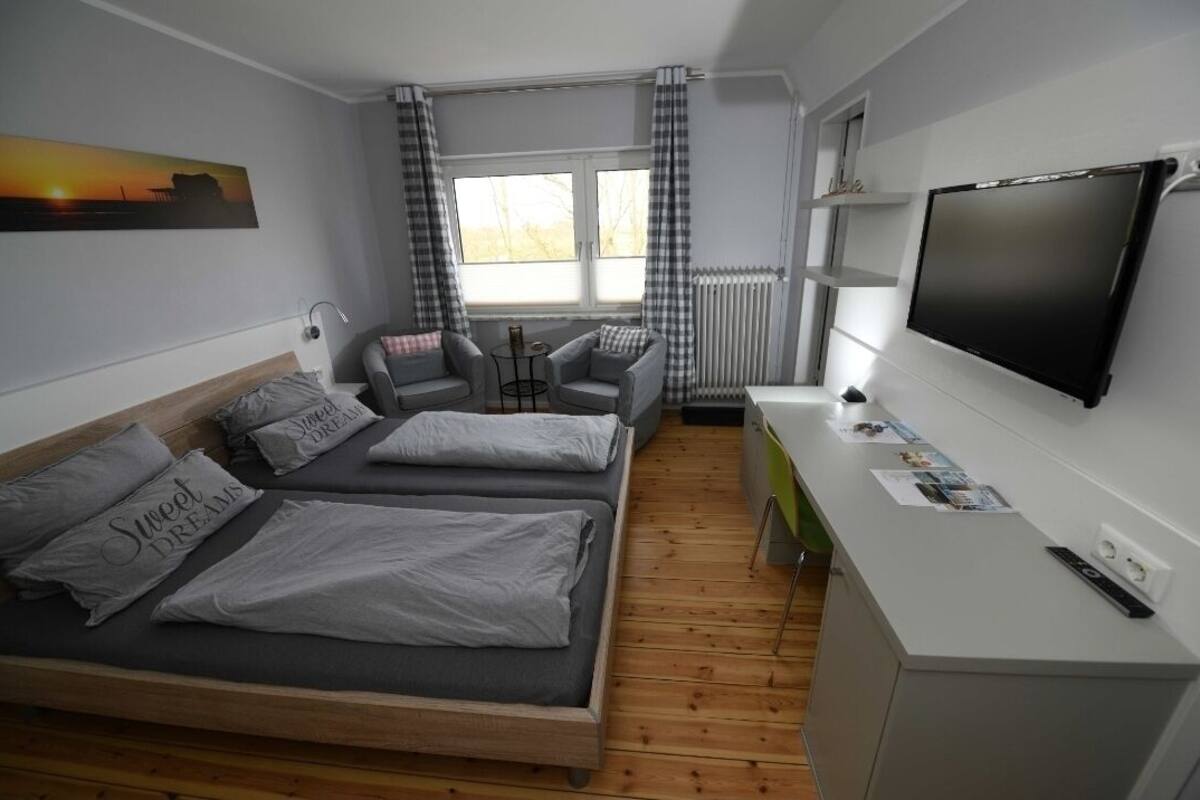 family room | hypo-allergenic bedding, in-room safe, individually decorated