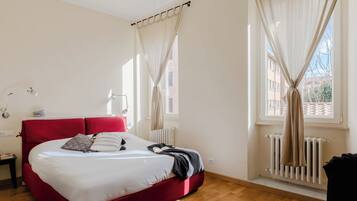 Una cassaforte in camera, una scrivania, ferro/asse da stiro