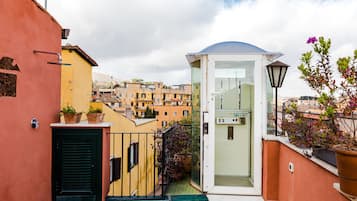 Appartamento (Attic) | Bagno | Doccia, set di cortesia gratuito, asciugacapelli, bidet
