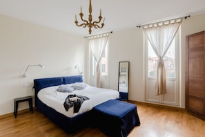 Departamento (Attic) | Caja de seguridad en la habitación y escritorio