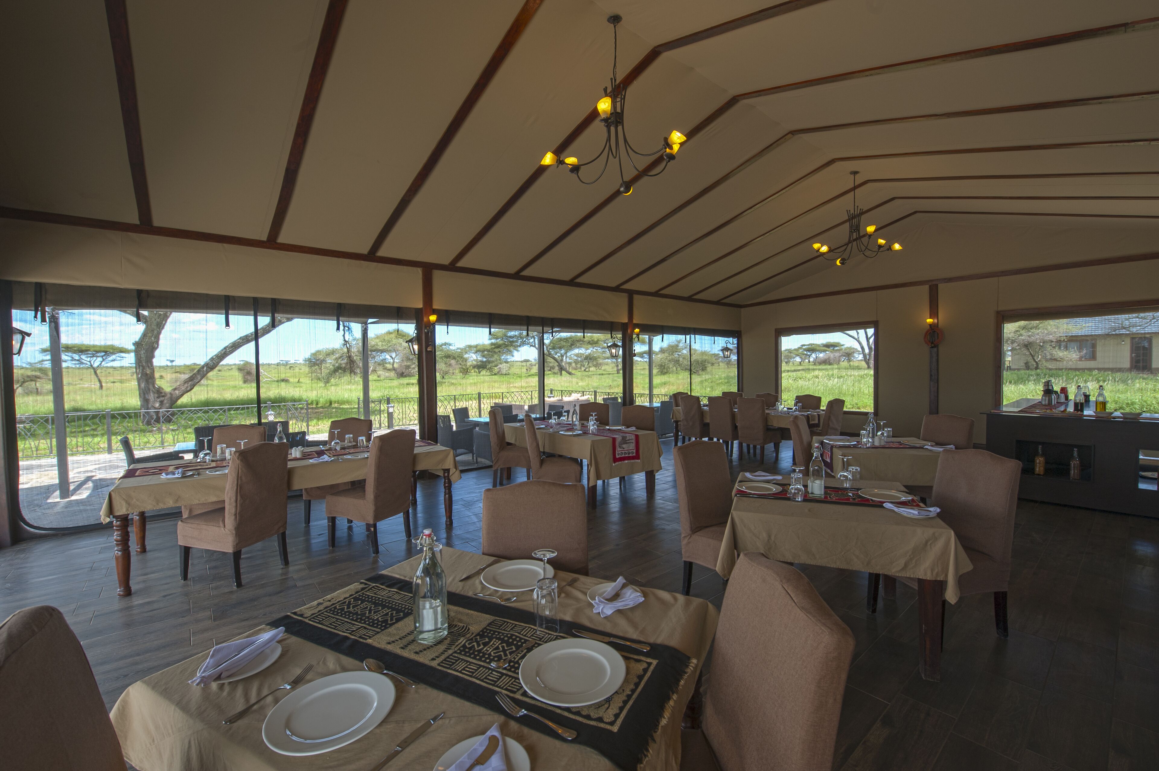 S'hi serveixen esmorzars, dinars i plats de cuina local i internacional 