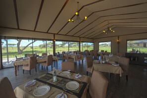 حيث تُقدم وجبات الإفطار، الغداء، العشاء، خيارت الطبخ المحلي والعالمي