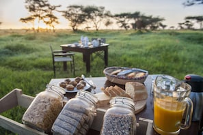 Petit déjeuner, déjeuner et dîner servis sur place