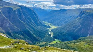 Un paisaje montañoso con un río que serpentea por un valle.
