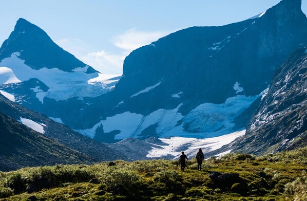 A mountainous landscape with two hikers. - Turtagrø Hotel (Luster)