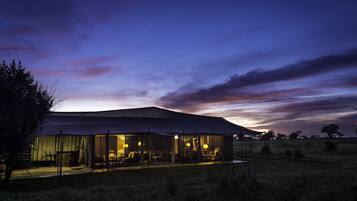 Boendets fasad - kväll/natt