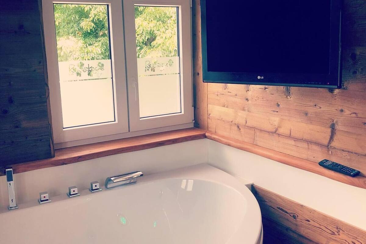 deep-soaking bathtub, free toiletries, hair dryer, towels