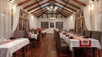 Café da manhã com buffet grátis todos os dias