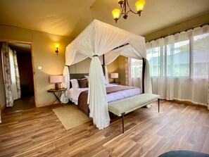 Schreibtisch, laptopgeeigneter Arbeitsplatz, kostenloses WLAN