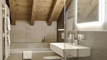 Standard Suite | Bathroom | Free toiletries, hair dryer, towels