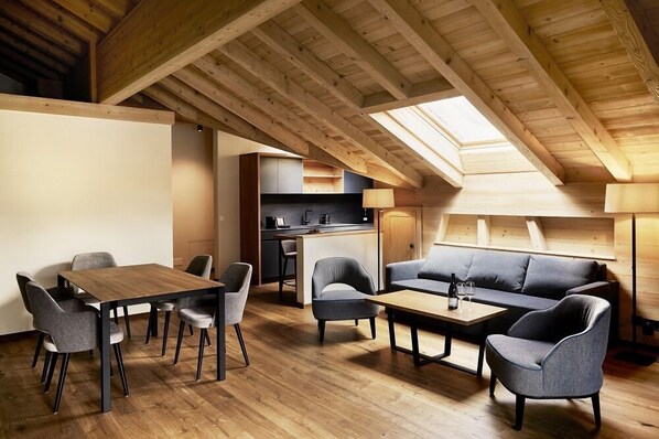 Living area - Hotel Alpenland (Lauenen)