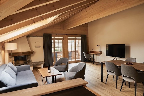 Panoramic Apartment | Living area | Flat-screen TV - Hotel Alpenland (Lauenen)